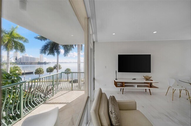Foto del edificio - 1408 Brickell Bay Dr