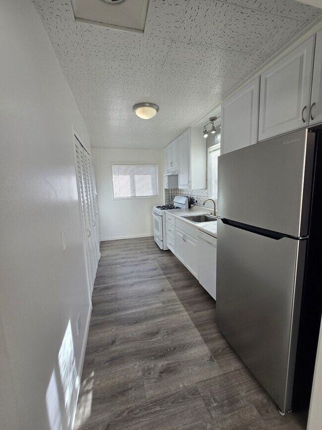 Building Photo - Beautifully Remodeled 2nd Floor Unit near downtown Martinez...