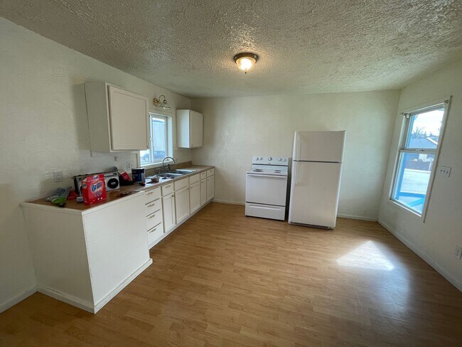 Building Photo - 2 Bedroom House With Large Yard.