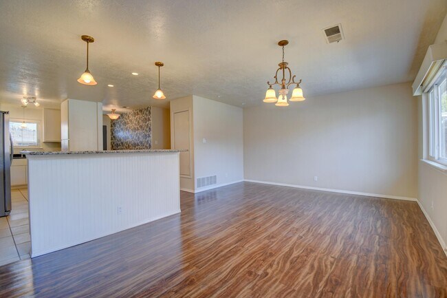 Foto del edificio - 5316 Van Christopher Dr NE