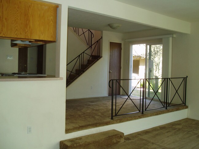 Foto del edificio - 6041 Leafwood Dr
