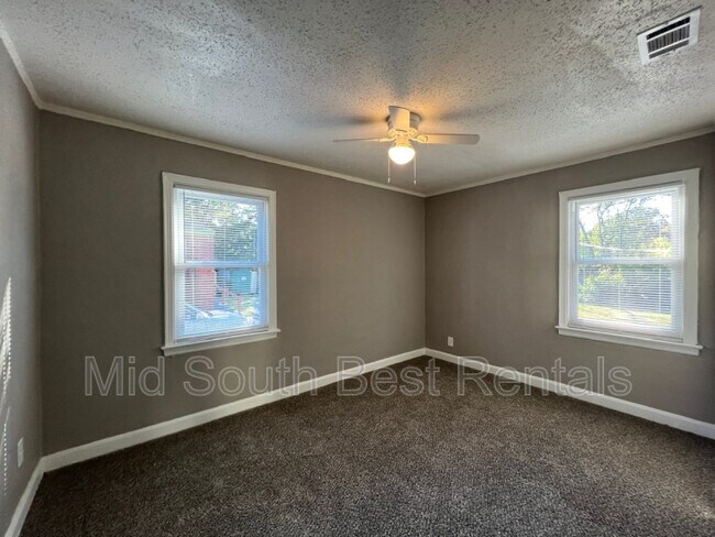 Foto del edificio - 1767 S Wellington St