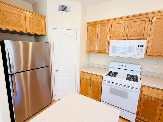 Building Photo - Beautiful 3 Bed 2.5 Bath Santa Clara Townh...