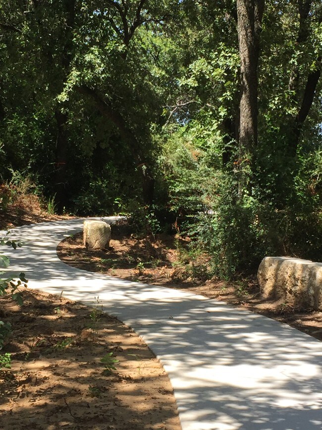 Sendero para caminar - Sequoia Village