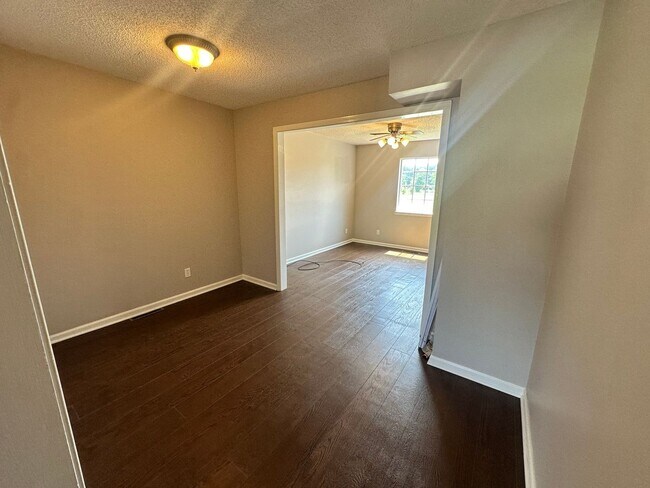 Foto del edificio - 904 Southwood Dr