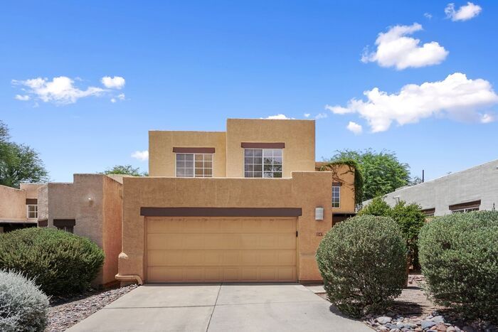 Foto principal - Elegant 4-Bed Home with Balcony & Backyard...