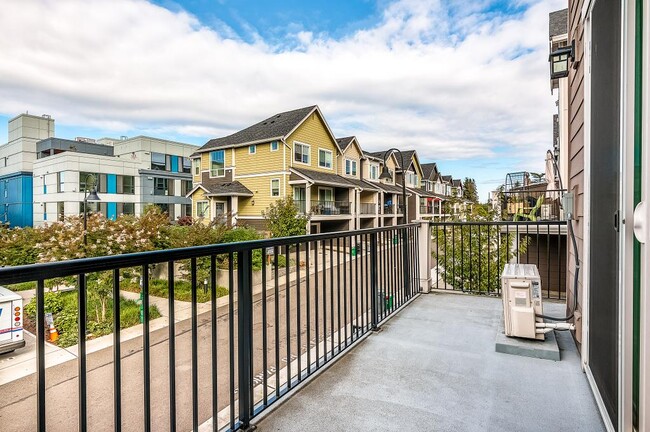 Building Photo - West Seattle Townhome - 3 bedrooms + den