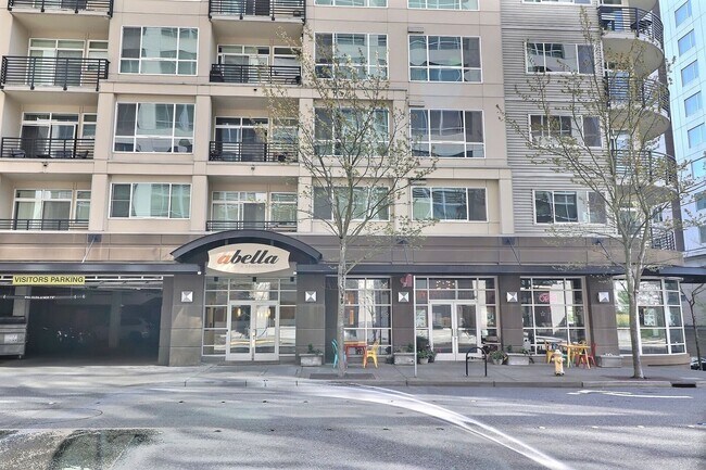 Foto del edificio - 300 110th Ave NE