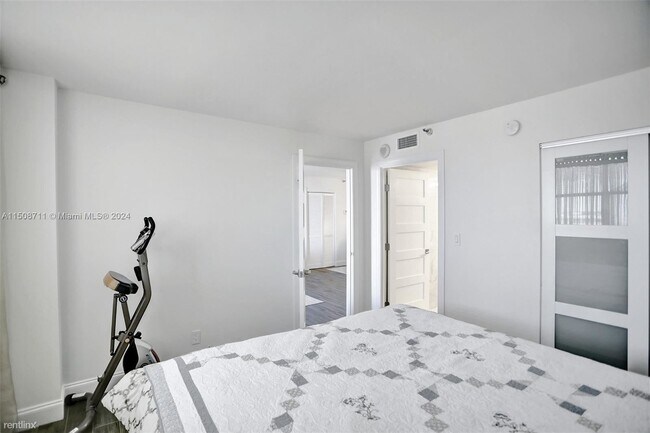 Foto del edificio - 2 br, 2 bath Condo - 290 174th St Apt 707