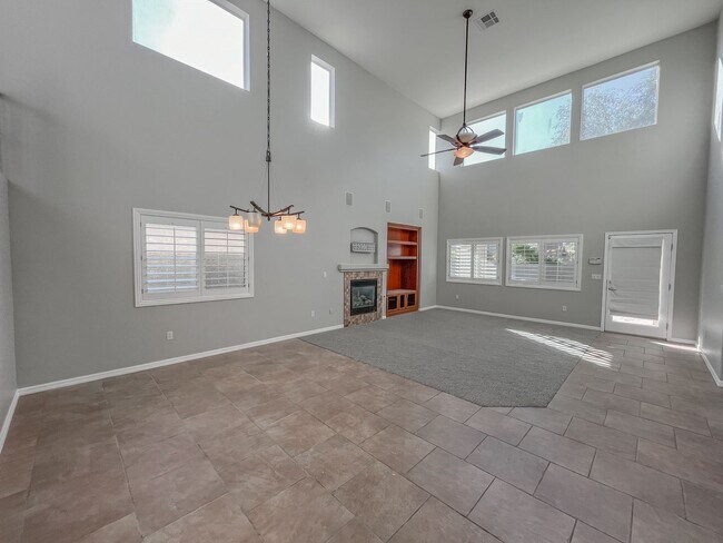 Foto del edificio - BEAUTIFUL TWO STORY HOME WITH A POOL AND S...