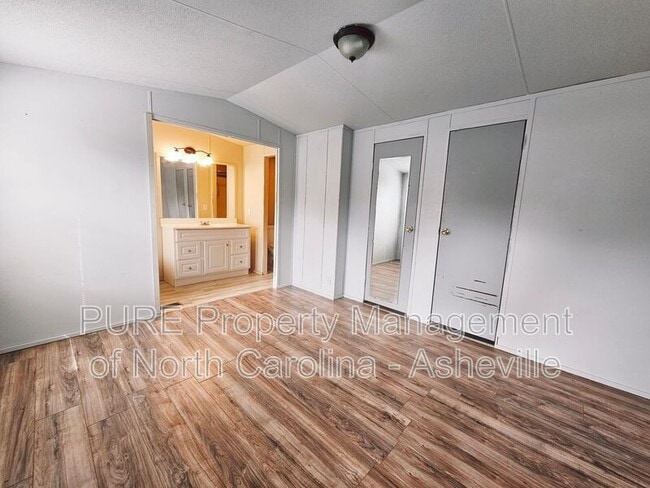 Building Photo - 525 Deaverview Rd