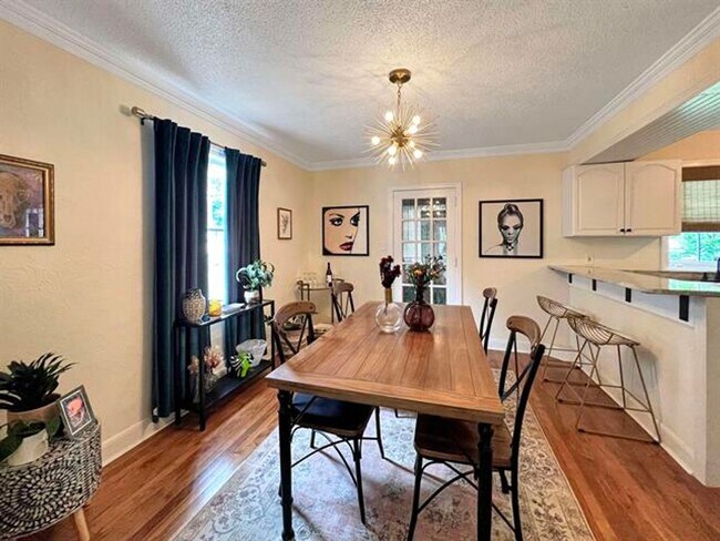 Foto del edificio - Renovated 3 bd 1 bath with carport behind ...