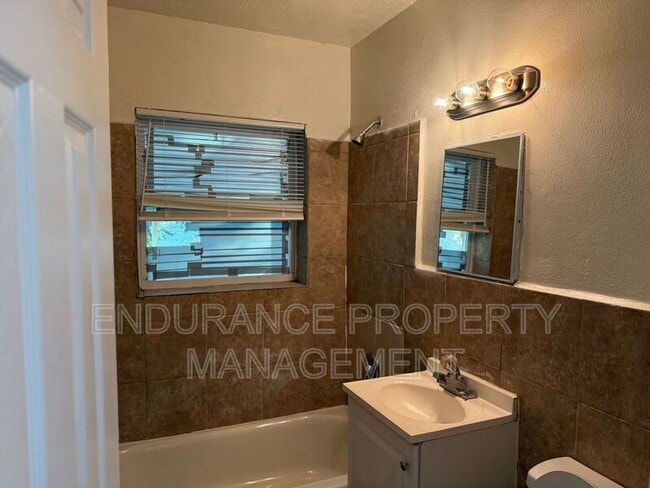 Foto del edificio - 1143 W 23rd St