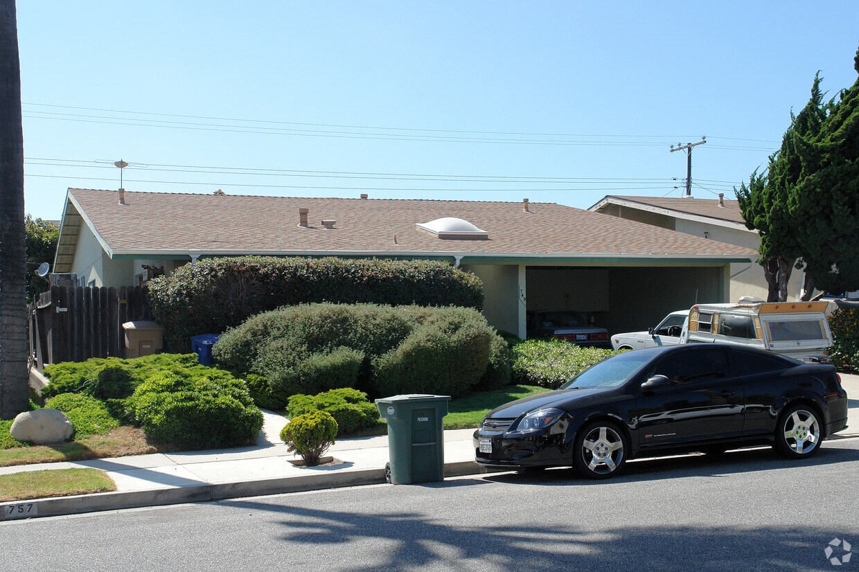 Primary Photo - 749-753 Empire Ave