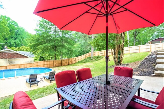 Building Photo - FURNISHED: Large 6 Bdrm,2 Kitchens,Foosbal...