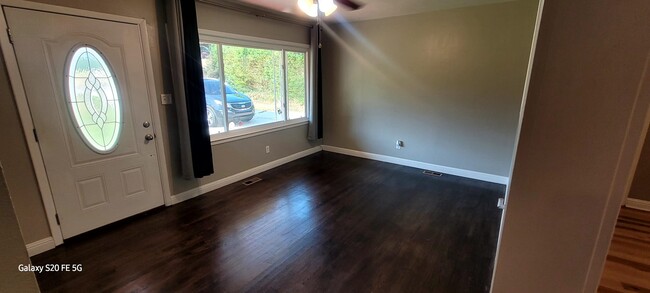 Living room - 6037 Elstree Pl