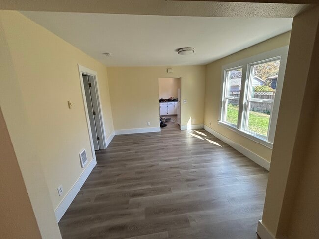 Building Photo - 651 W 12th Ave