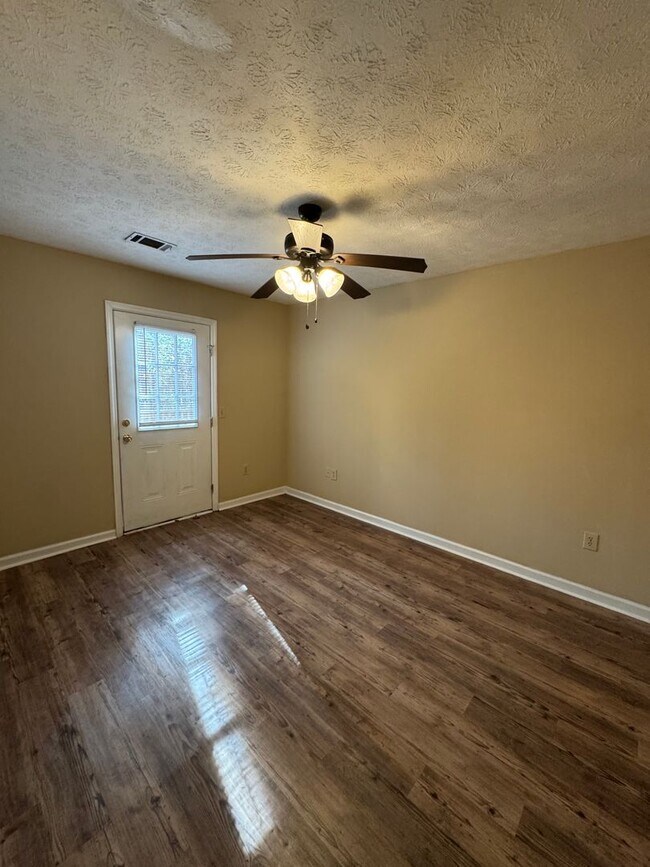Foto del edificio - Renovated Duplex in Auburn!