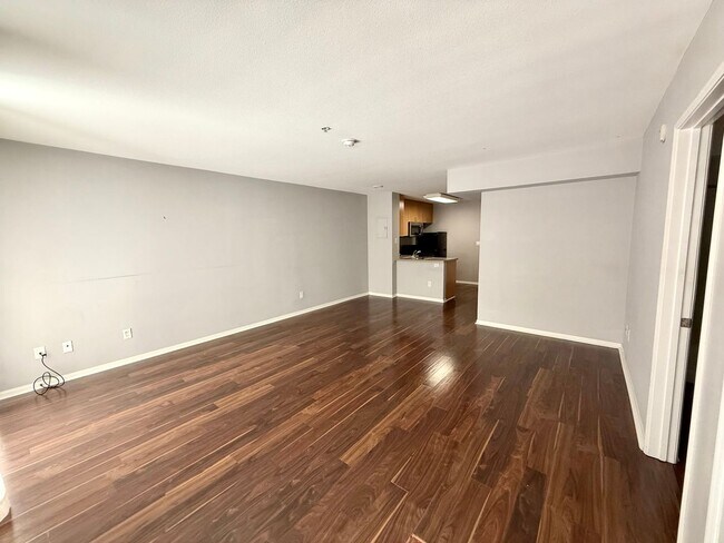 Foto del edificio - Spacious Studio Living in the Heart of Little Italy