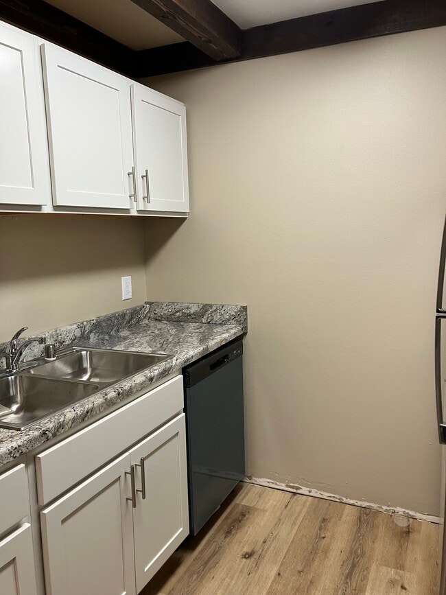 Building Photo - Briar Cliff Apartments