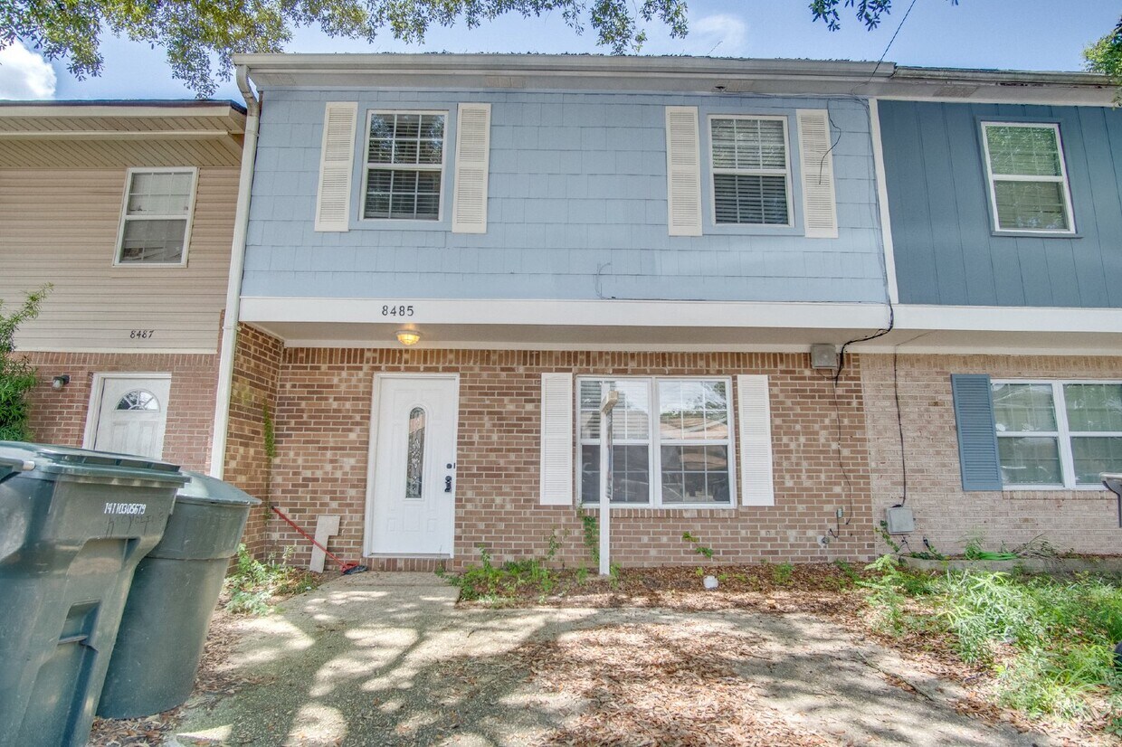 Primary Photo - Fully updated 4 bed 2.5 bath Townhome in N...