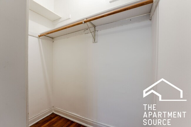 Building Photo - 2405 W Wilson Ave