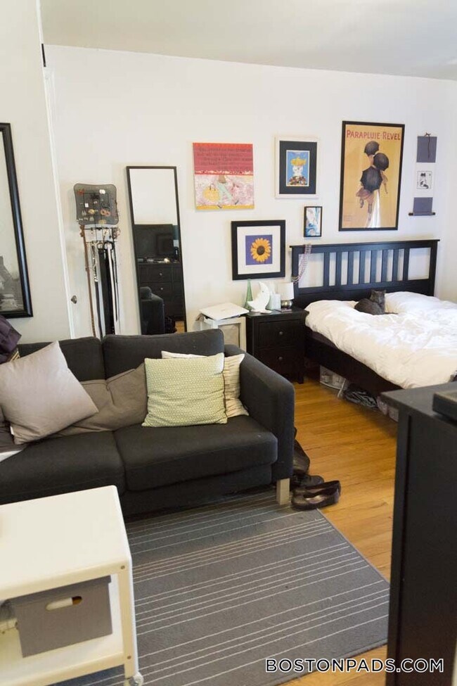 Building Photo - 143 Park Dr