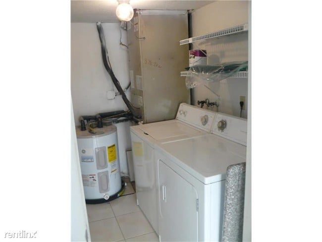 Building Photo - 531 Menendez Ave