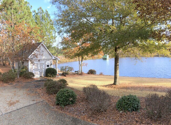Building Photo - 14 Forest Lake Dr