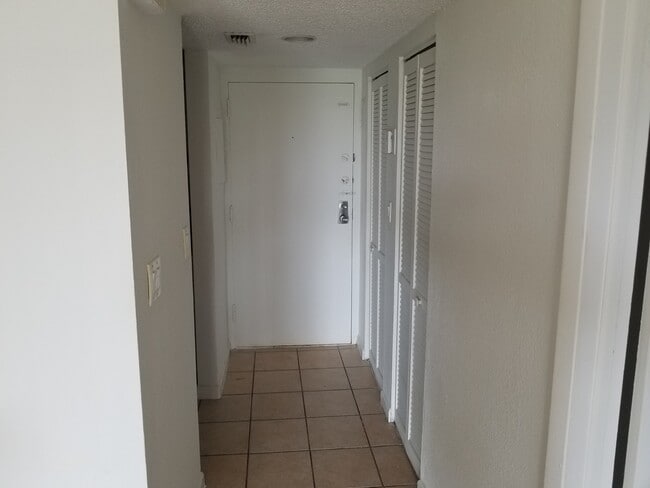 Building Photo - 14421 N Kendall Dr