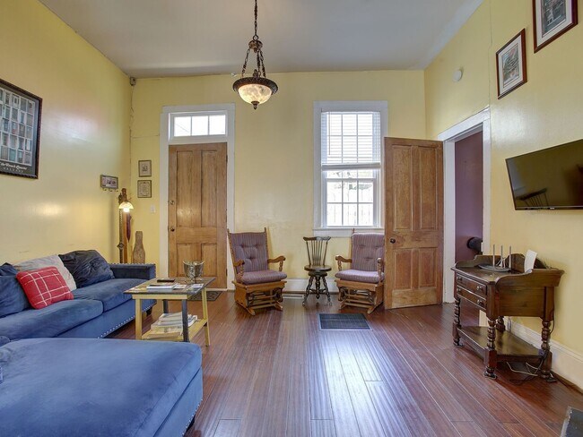 Building Photo - Historic 2 Bedroom Uptown Duplex in New Or...