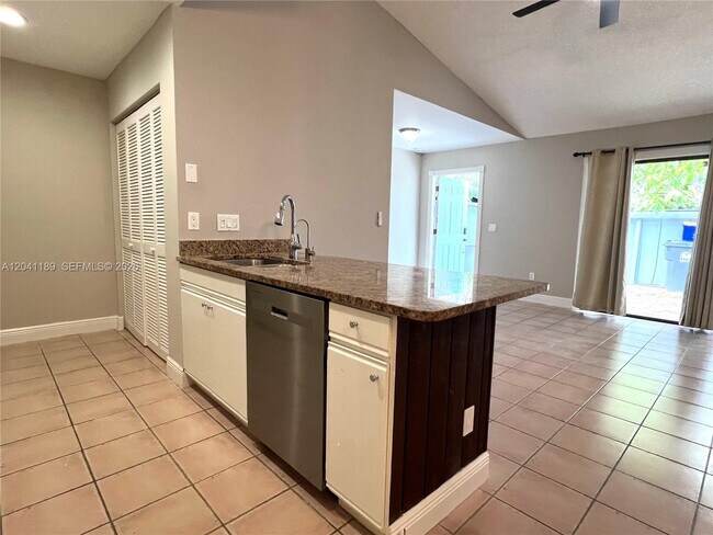 Building Photo - 1077 Goldenrod Rd