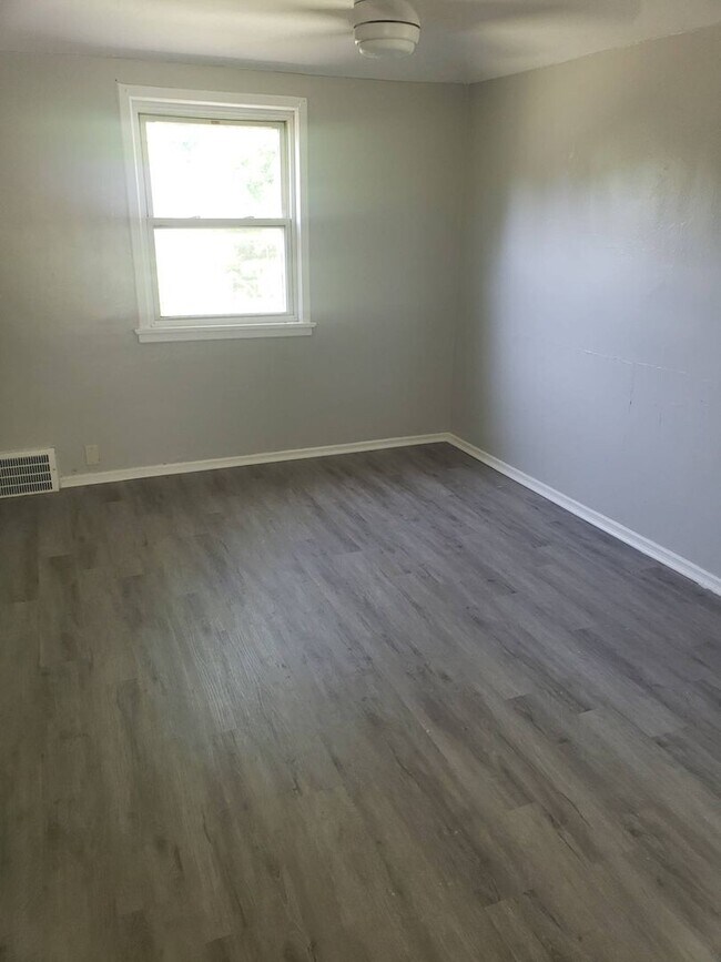 Building Photo - Charming 3-Bedroom Property in Prime Location