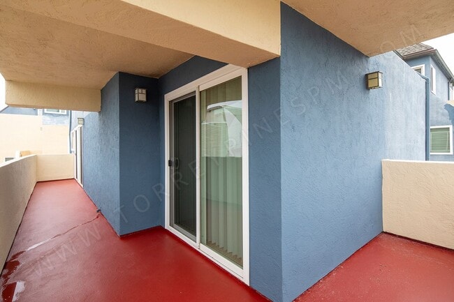 Building Photo - 1BR Gem on Seacoast Drive with Private Bal...
