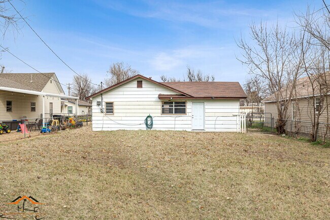 Building Photo - 137 N O