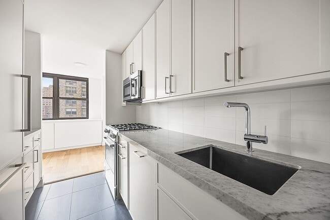 Building Photo - 239 E 79th St