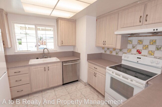 Building Photo - 4 br, 2 bath House - 1755 Yosemite Dr