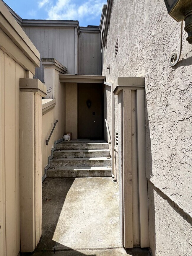 Building Photo - Gorgeous 3 Bedroom House with Views of Mis...