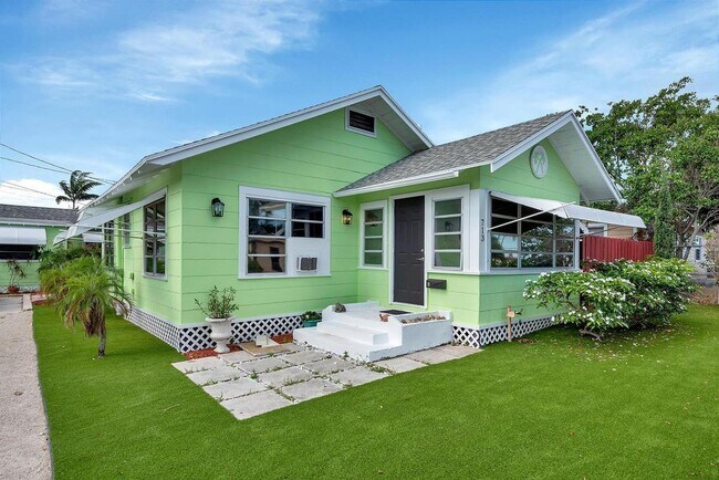 Building Photo - 713 10th Ave N