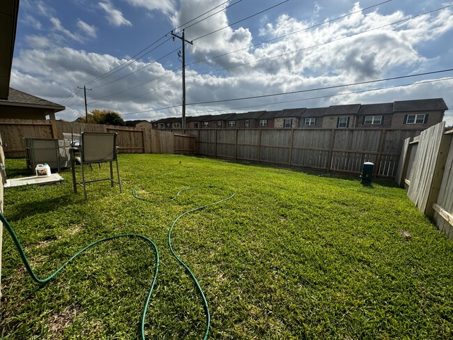 Backyard with lawn care included - 274 Bennett Loop