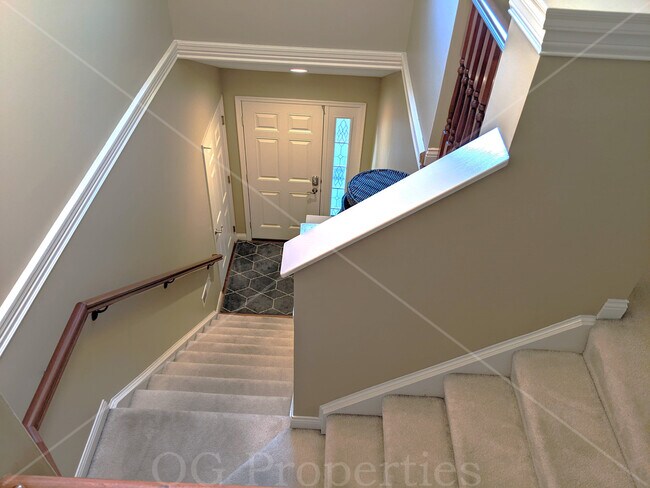 Building Photo - 391 Riverbend Dr