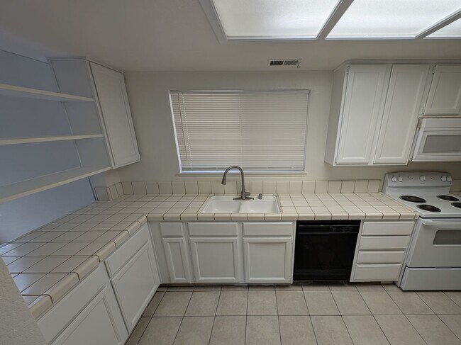 Building Photo - Spacious 2-Bedroom, 2.5-Bathroom Home on Q...