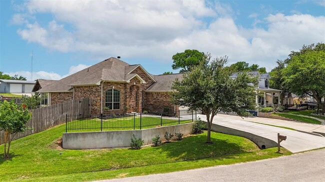 Building Photo - 923 Lake View Dr