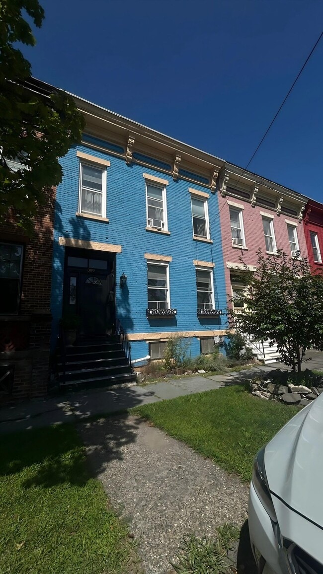 Building Photo - 309 23rd St