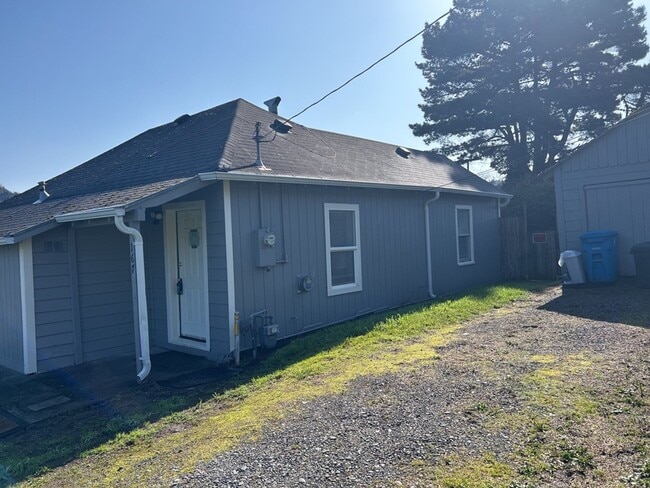 Building Photo - Pet-Friendly 2BD/1BA Home in Rio Dell!