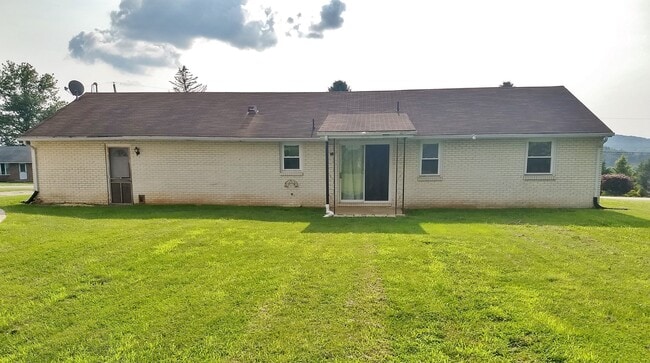 Building Photo - 2 Bed / 1-1/2 Bath Single Family Home