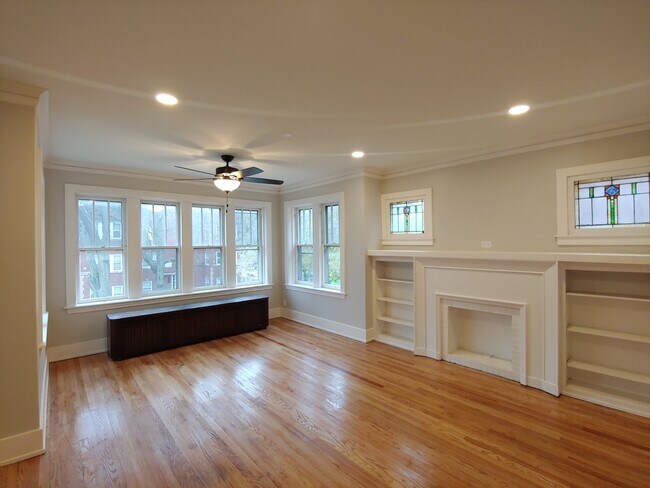 Living Room - 5053 N Ridgeway Ave