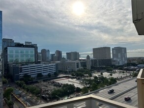 Building Photo - 2016 Main St