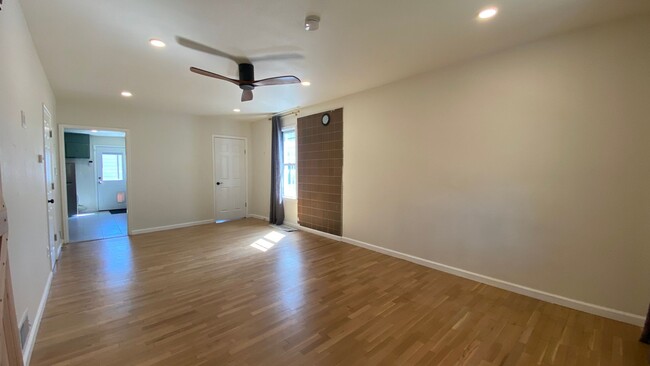 Building Photo - Recently Renovated 2 Bed 1.5 Bath Single F...