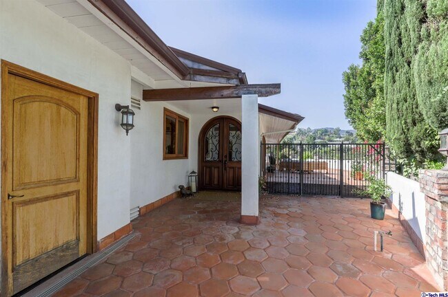 Building Photo - 16350 Mandalay Dr